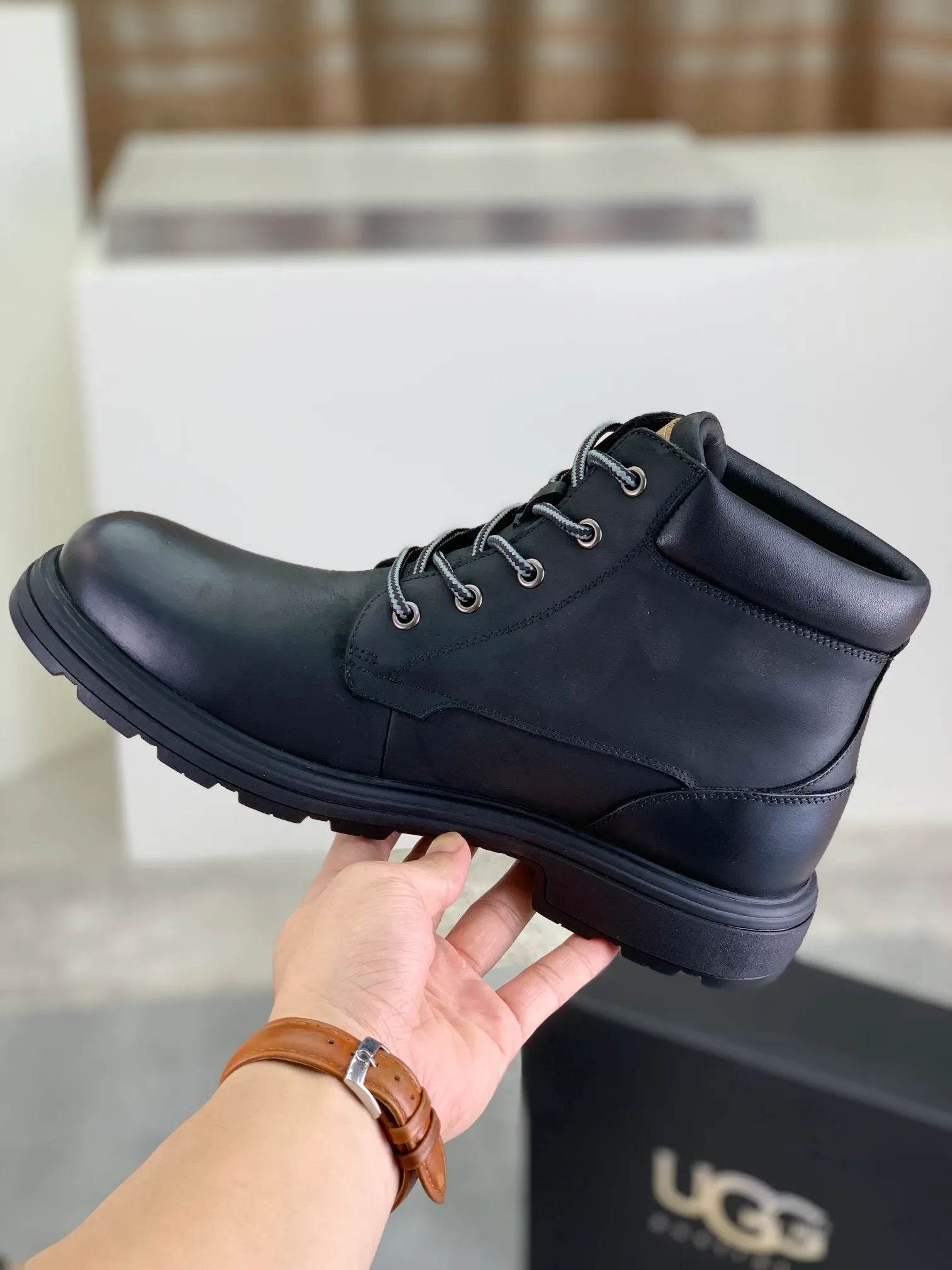 Factory price P640 💶[UGG] (full wool lining) Top-end high-quality fur integrated warm snow boots from Australia's warm luxury men's shoes brand, UGG-5877 official website synchronized, made of imported cowhide, carefully sewn...Imported rubber outsole (comfortable, soft, wear-resistant) The quality is really great...Exquisite workmanship, you can't put it down at first sight, code number: 39-44 Color: 3️⃣colors available